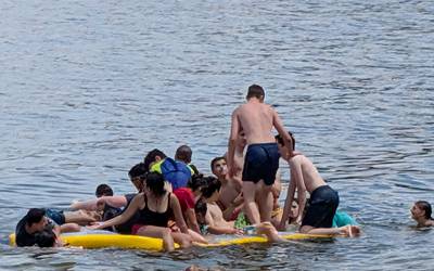 Inflatable dock / floating platform