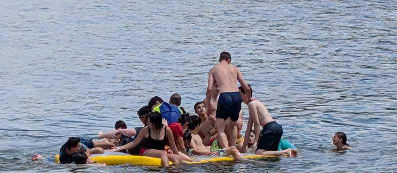 Inflatable dock / floating platform