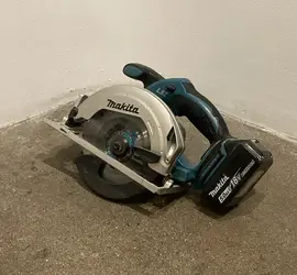 Makita Cordless Circular Saw with Battery and Charger