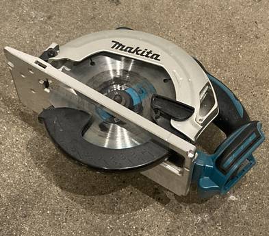 Makita Cordless Circular Saw with Battery and Charger