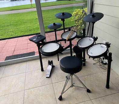 Roland TD-17KV Electronic Drum Kit With Throne and Drum Sticks