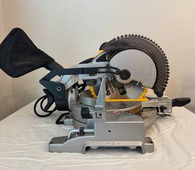 DEWALT DW713 10 In. Portable Compound Miter Saw
