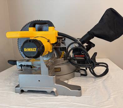 DEWALT DW713 10 In. Portable Compound Miter Saw