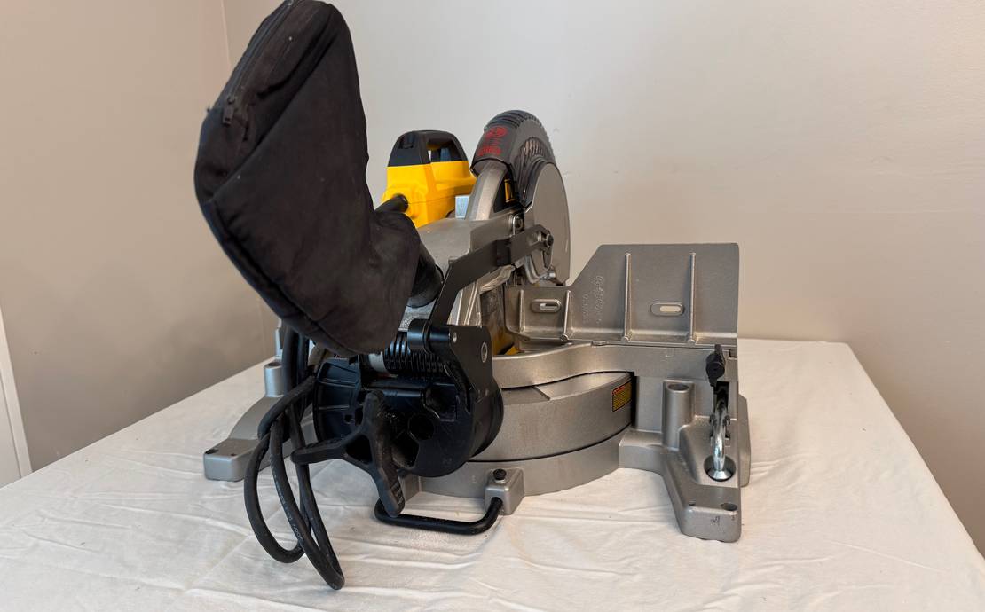 DEWALT DW713 10 In. Portable Compound Miter Saw
