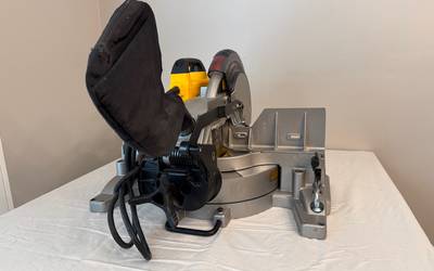 DEWALT DW713 10 In. Portable Compound Miter Saw