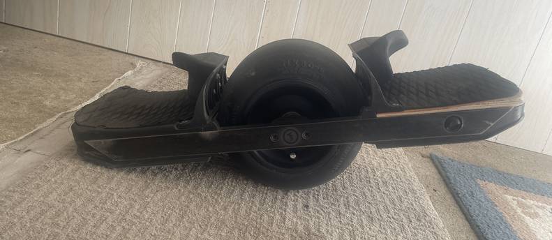Onewheel XR Growler or Onewheel Quart both with Fangs and FlightFins