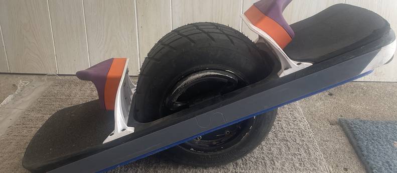 Onewheel XR Growler or Onewheel Quart both with Fangs and FlightFins