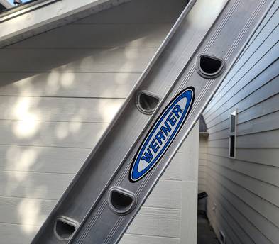 Werner 28 ft. (25 ft reach) Aluminum Extension Ladder + Ladder Stabilizer / Standoff