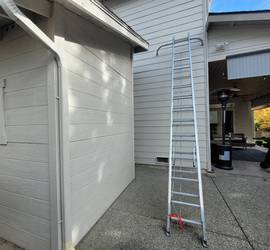 Werner 28 ft. (25 ft reach) Aluminum Extension Ladder + Ladder Stabilizer / Standoff