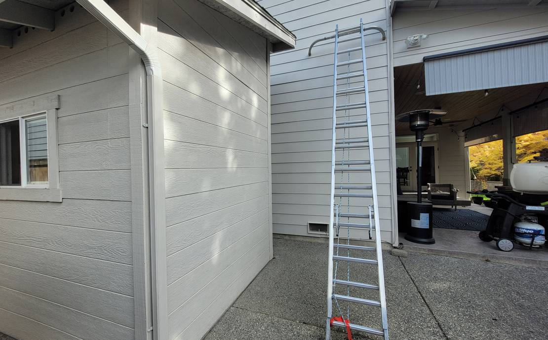 Werner 28 ft. (25 ft reach) Aluminum Extension Ladder + Ladder Stabilizer / Standoff