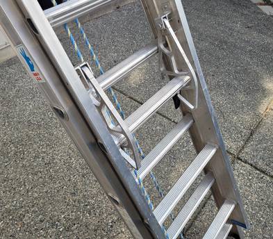 Werner 28 ft. (25 ft reach) Aluminum Extension Ladder + Ladder Stabilizer / Standoff